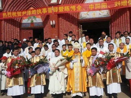 魏村堂区举行了祝圣新铎与执事典礼,弥撒由献县教区李连贵主教主礼