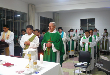 老神父深入浅出的讲道使全体神父感触颇深,也让神父们在忙碌的生活中