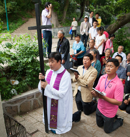 江苏苏州教区阳澄镇天主堂教友佘山朝圣