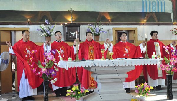 新铎与主教共祭弥撒礼仪庄严,隆重,喜乐,神圣,上午10点钟,祝圣典礼在