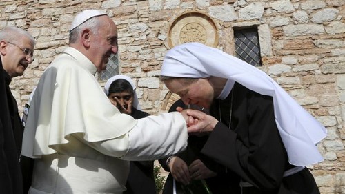 罗马教宗方济各私下探访加辣隐修院修女