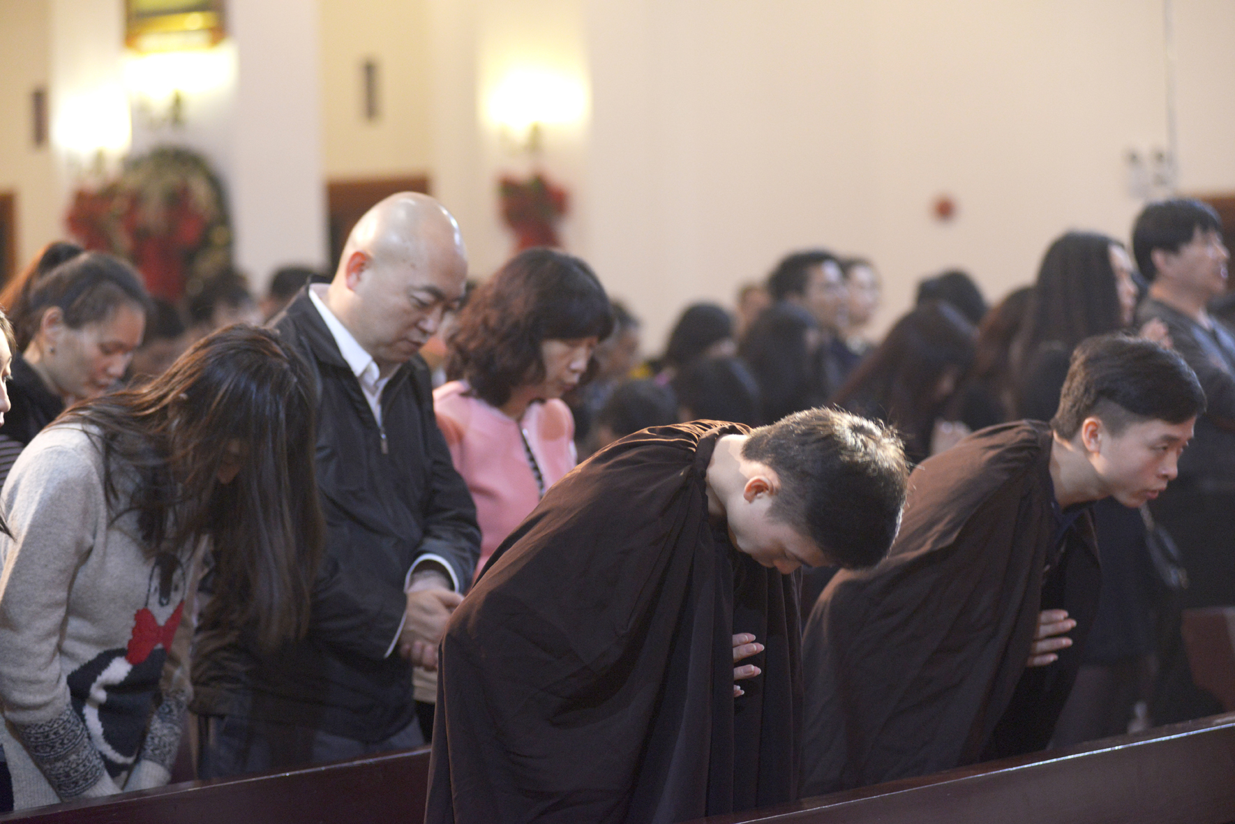 在一年一度的圣诞佳节的日子里,深圳数千人来到天主教深圳安多尼堂
