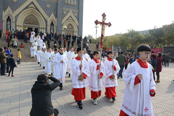 8:30分,自圣望会修女圣堂开始,主教,神父,修女,辅祭人员,歌咏团及及各