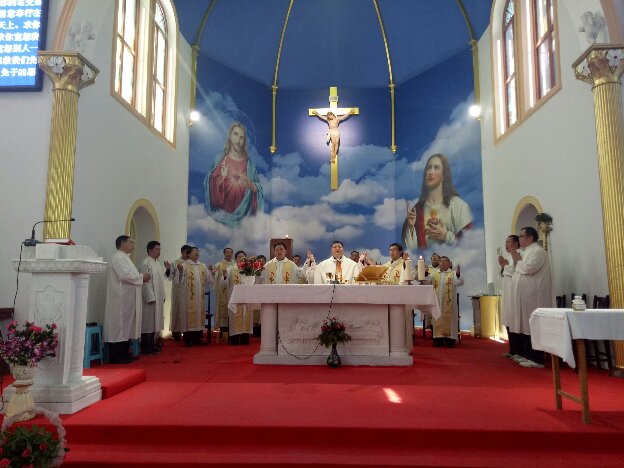 山东周村教区圣油弥撒在主教府隆重举行