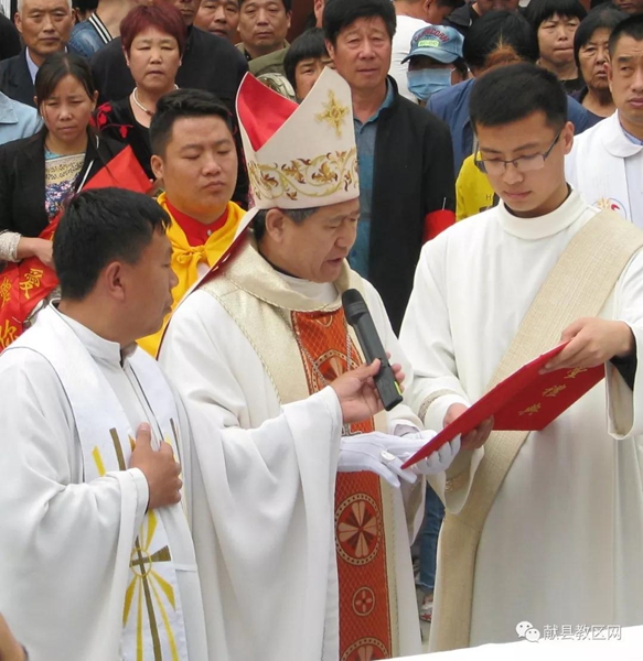 此次新堂祝圣典礼由教区李连贵主教主礼,三十八位神父参礼,还有来自