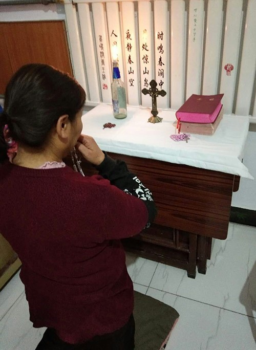 1范家圪垯村的教友正在家中祈祷.jpg