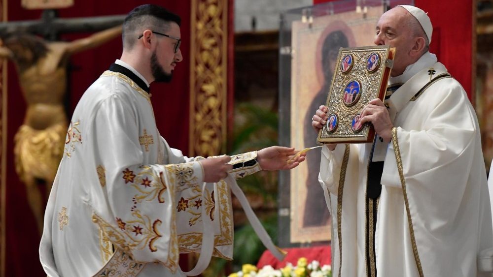 宗座祭台主持复活主日大礼弥撒,在场众人咏唱这段《复活节继纾咏》