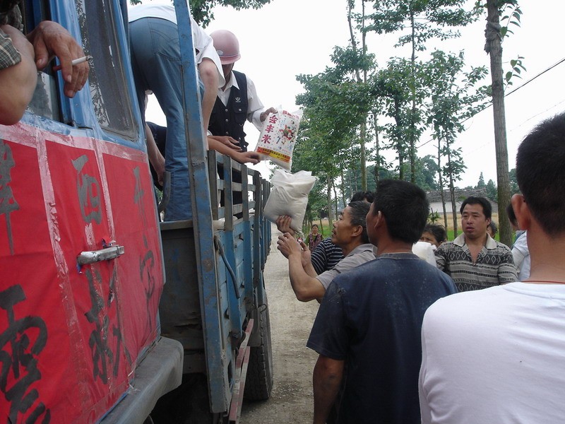 2008年西开志愿者奔赴汶川地震灾区救灾.jpg