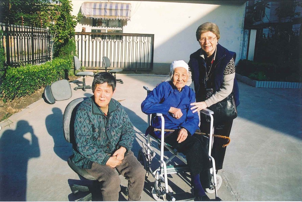 Oct. 22,2003 Sr. Betty Ann Maheu + friends visit China (2).jpg