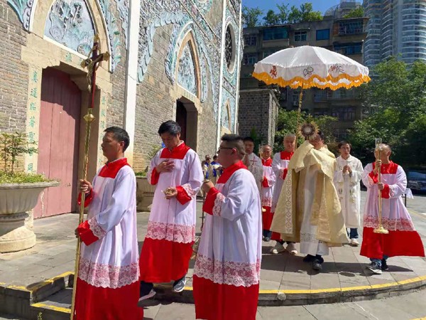 贵州贵阳北天主堂隆重庆祝圣体圣血节