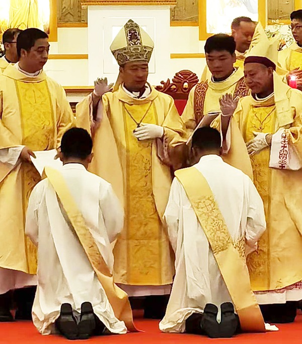 区周涛,肖锋两位执事的晋铎典礼于主教座堂举行,礼仪由雷世银主教主礼