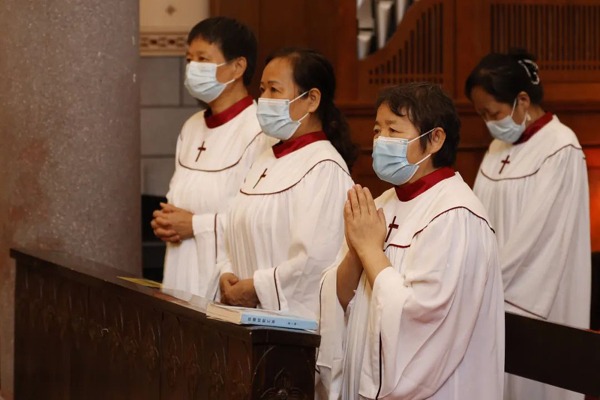 三台弥撒近百位老人领受了来自天主的祝福.(原载:北京西堂)