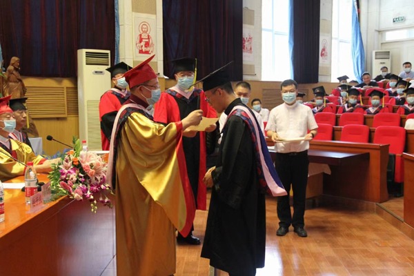 和优秀毕业论文一等奖的孙修女(右)毕业班修士给陕西天主教神哲学院赠