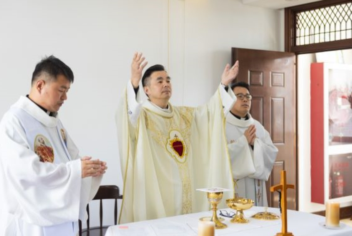 教区圣母献堂修女会王敏会长等70余名修女参与弥撒,共同为三位修女献